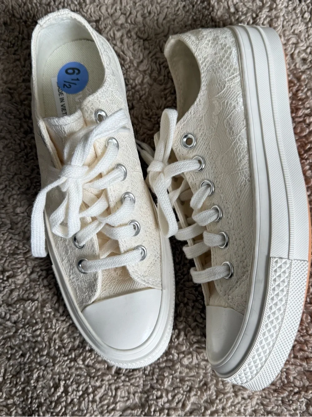 Converse Lace Low-Top Sneakers in Cream - Picture 4 of 7